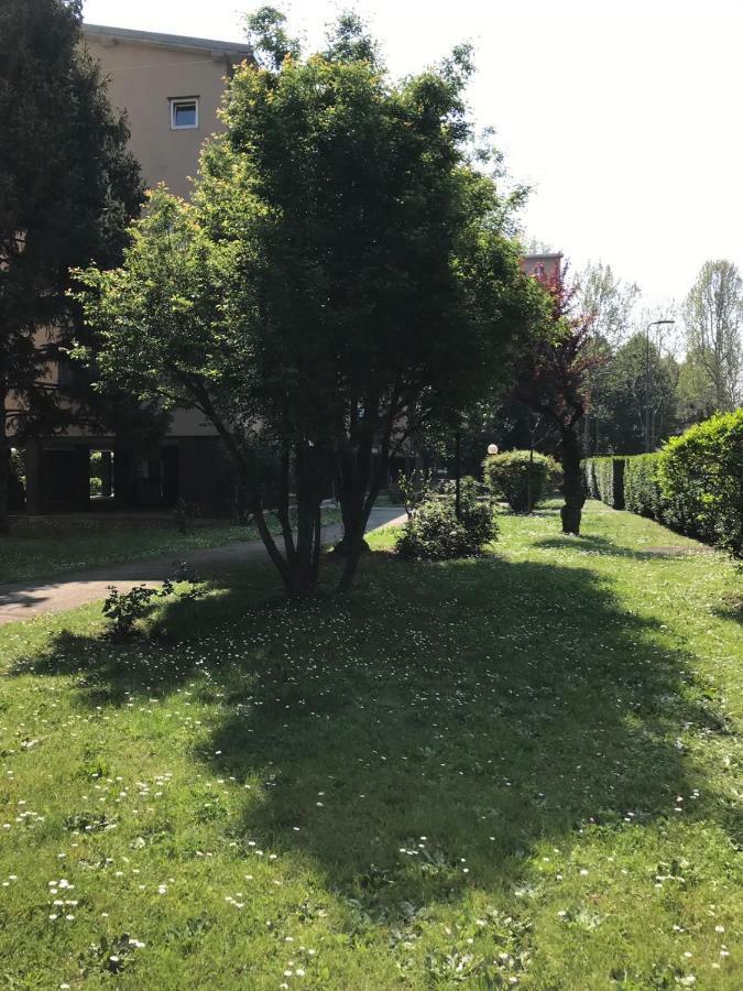 Apartament Bright Flat With Shared Garden Mediolan Zewnętrze zdjęcie
